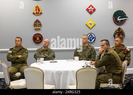 Hochrangige Anführer der israelischen Verteidigungskräfte, einschließlich Brigadegeneral. General Guy Levy und sein Stab besuchen den 2. Marine Expeditionary Force Stab im Marine Corps Basislager Lejeune, N.C. 16. November 2022. II MEF präsentierte seine Befehle und seine einzigartigen Fähigkeiten und beteiligte sich an kollaborativen Gesprächen mit der Führung des IDF, um die langjährige Beziehung zwischen dem II MEF und dem IDF zu stärken. Stockfoto