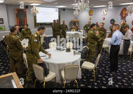 Hochrangige Anführer der israelischen Verteidigungskräfte, einschließlich Brigadegeneral. General Guy Levy und sein Stab besuchen den 2. Marine Expeditionary Force Stab im Marine Corps Basislager Lejeune, N.C. 16. November 2022. II MEF präsentierte seine Befehle und seine einzigartigen Fähigkeiten und beteiligte sich an kollaborativen Gesprächen mit der Führung des IDF, um die langjährige Beziehung zwischen dem II MEF und dem IDF zu stärken. Stockfoto