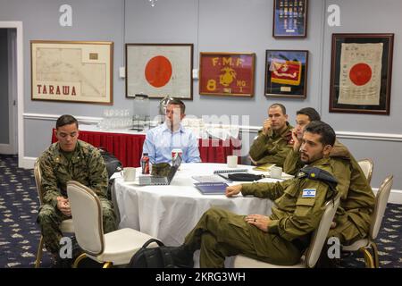 Hochrangige Anführer der israelischen Verteidigungskräfte, einschließlich Brigadegeneral. General Guy Levy und sein Stab besuchen den 2. Marine Expeditionary Force Stab im Marine Corps Basislager Lejeune, N.C. 16. November 2022. II MEF präsentierte seine Befehle und seine einzigartigen Fähigkeiten und beteiligte sich an kollaborativen Gesprächen mit der Führung des IDF, um die langjährige Beziehung zwischen dem II MEF und dem IDF zu stärken. Stockfoto