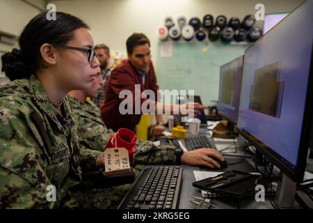 221116-N-HA192-1197 NORFOLK, VA (16. November 2022) Schadenskontrolle 3. Klasse Elizabeth Rodriguez, dem Amphibienschiff USS Bataan (LHD 5) zugewiesen, erstellt einen computergestützten Entwurf für ein dreidimensionales Druckprojekt, 16. November 2022. Die USS Bataan schickte fünf Matrosen aus der technischen Abteilung zu einem dreidimensionalen Druckkurs, in dem ihnen beigebracht wurde, Objekte unter Verwendung neu installierter Additive Manufacturing Equipment an Bord der USS Bataan zu entwerfen und herzustellen. Stockfoto