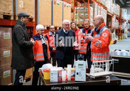 29. November 2022, Brandenburg, Schönefeld: Deutscher Präsident Frank-Walter Steinmeier (Zentrum) und Oleksii Makeiev (links), Botschafter der Ukraine in Deutschland, besuchen das Logistikzentrum des Deutschen Roten Kreuzes (DRK) am Flughafen Berlin-Brandenburg, um ein mobiles Labor zu besuchen. Im Logistikzentrum der DRK werden Hilfsgüter und technische Hilfsgüter für die Ukraine verarbeitet und verladen. Foto: Bernd von Jutrczenka/dpa Pool/dpa Stockfoto