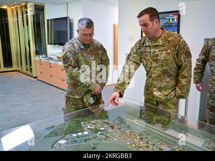 Oberst Leslie Hauck, 52.. Kampfflügelkommandant, (rechts), zeigt Chaplain (Generalleutnant) Randall Kitchens, USA Air Force Chief of Chaplains, eine Karte der Basis während einer Rundfahrt auf dem Luftwaffenstützpunkt Spangdahlem, Deutschland, 16. November 2022. Kitchens besuchte Spangdahlem, um sich mit Einheiten zu verbünden, die die NATO-Verteidigungsoperationen zur Unterstützung der Ukraine-Krise unterstützen. Stockfoto