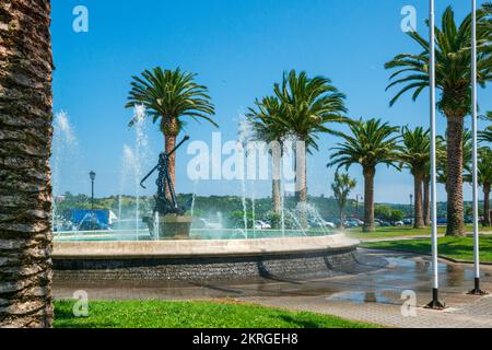 Blick auf einen Brunnen vor den Bergen Stockfoto