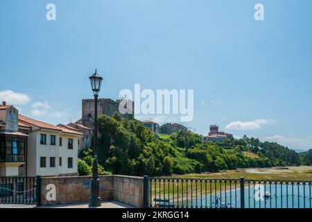 Blick auf Gebäude in der Nähe der Küste Stockfoto