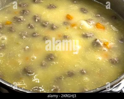 Gewürzte saure Fleischbällchen mit Gemüse. Türkischer Name eksili kofte, sulu kofte, terbiyeli kofte Stockfoto