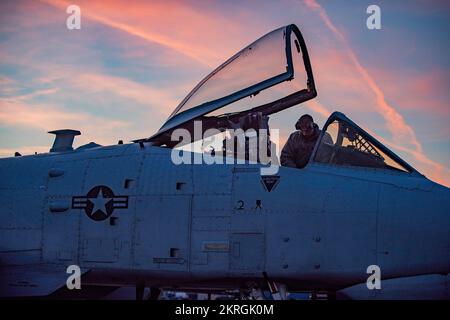 Piloten und Betreuer der Idaho National Guard müssen Tag und Nacht bereit und ausgebildet sein. Der 124.. Kampfflügel führte Nachtflugeinsätze mit Dem A-10 Thunderbolt II-Flugzeug am 16.. November 2022 in Gowen Field durch. Stockfoto