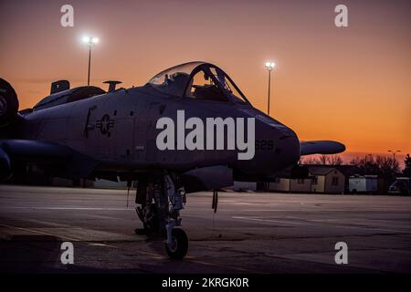 Piloten und Betreuer der Idaho National Guard müssen Tag und Nacht bereit und ausgebildet sein. Der 124.. Kampfflügel führte Nachtflugeinsätze mit Dem A-10 Thunderbolt II-Flugzeug am 16.. November 2022 in Gowen Field durch. Stockfoto