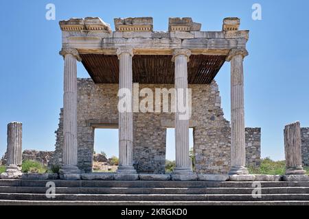 Milet, Aydın, Türkei, September 2021: Ionic Stoa of Miletus, war eine antike griechische Stadt im Westen von Anatolien, in der Nähe des Maeander in der alten Caria Stockfoto