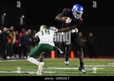 Los Alamitos Griffins läuft Damian Henderson (4) während eines 1. Viertelfinalspiels der CIF Southern Section Division gegen Long Beach Poly am Freitag zurück, Stockfoto