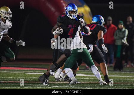 Los Alamitos Griffins läuft Damian Henderson (4) während eines 1. Viertelfinalspiels der CIF Southern Section Division gegen Long Beach Poly am Freitag zurück, Stockfoto