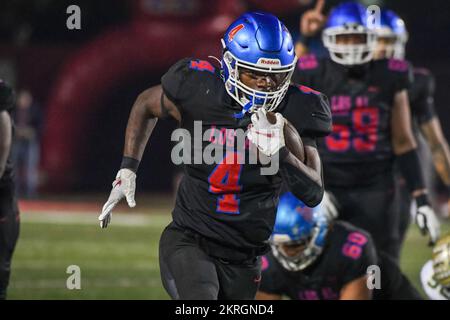 Los Alamitos Griffins läuft Damian Henderson (4) während eines 1. Viertelfinalspiels der CIF Southern Section Division gegen Long Beach Poly am Freitag zurück, Stockfoto