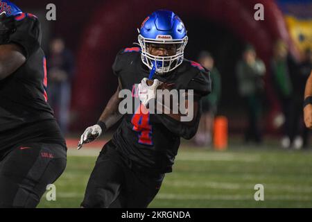 Los Alamitos Griffins läuft Damian Henderson (4) während eines 1. Viertelfinalspiels der CIF Southern Section Division gegen Long Beach Poly am Freitag zurück, Stockfoto