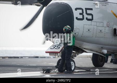 221117-N-UF592-1277 PHILIPPINE SEA (17. Nov. 2022) Aviation Boatswain’s Mate (Equipment) 3. Class Noah Moon, aus Toledo, Ohio, bereitet einen C-2A Greyhound vor, der den Anbietern des Fleet Logistics Support Squadron (VRC) 30, det. 5, zum Start auf dem Flugdeck der USA Der einzige vorwärtsgesetzte Flugzeugträger der Navy, USS Ronald Reagan (CVN 76), in der Philippinischen See, November 17. VRC 30 ist eines von nur zwei für den Frachtführer qualifizierten Logistikteams, die der Carrier Strike Group (CSG) 5 mit Vorräten, Personal und logistischer Unterstützung zur Seite stehen. Ronald Reagan, das Flaggschiff von CSG 5, bietet einen Kampf- Stockfoto