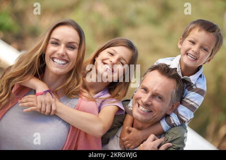 Wir hatten so viel Spaß zusammen. Porträt einer Familie, die im Urlaub glücklich aussieht. Stockfoto