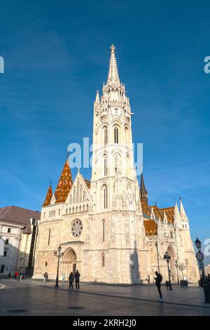 BUDAPEST - 19. JAN.: Fassade mit Turm der Matthiaskirche oder der Kirche zur Himmelfahrt des Budaer Schlosses an sonnigen Tagen mit blauem Himmel in Budapest Stockfoto