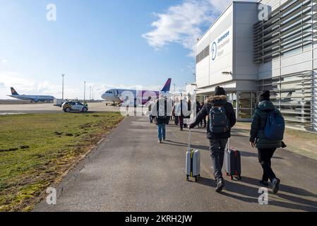 DEBRECEN - JANUAR 21: Passagiere, die vor dem Flug zum Flugzeug gehen, von der Wizz Air-Fluggesellschaft in Debrecen am 21. Januar. 2022 in Ungarn Stockfoto