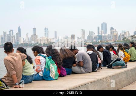 MUMBAI - 25. SEPTEMBER: Am 25. September sitzen Menschen am Marine Drive oder an der Queens Necklace Promenade in Mumbai. 2022 in Indien Stockfoto