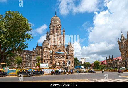 MUMBAI - SEPTEMBER 24: Stadtplatz mit öffentlichen Verkehrsmitteln und Blick auf das Brihanmumbai Municipal Corporation Building in Mumbai am 24. September. 2022 i Stockfoto