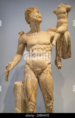 Aydin, Türkei - 12. August 2021: Einzigartige antike Reliefs und Skulpturen im Aphrodisias-Museum. Stockfoto
