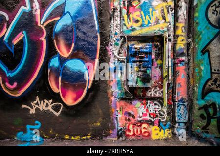 Teilansicht der Graffitis auf einer öffentlichen Mauer in erstaunlichen verschiedenen Farben Stockfoto