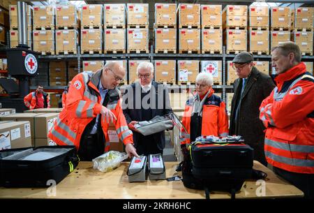 29. November 2022, Brandenburg, Schönefeld: Bundespräsident Frank-Walter Steinmeier (2. von links) und Oleksii Makeiev (2. von rechts), Botschafter der Ukraine in Deutschland, besuchen das Logistikzentrum des Deutschen Roten Kreuzes (DRK) am Flughafen Berlin-Brandenburg, wo sie von Christof Johnen (links), Leiter der internationalen Zusammenarbeit, Gerda Hasselfeldt (2. von rechts), DRK-Präsident, und Christian Reuter (rechts), DRK-Generalsekretär. Im Logistikzentrum der DRK werden Hilfsgüter und technische Hilfsgüter für die Ukraine vorbereitet und verladen. Foto: Bernd von Jutrczenka/dpa Po Stockfoto