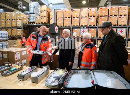 29 November 2022, Brandenburg, Schönefeld: Bundespräsident Frank-Walter Steinmeier (2. von links) und Oleksii Makeiev (rechts), Botschafter der Ukraine in Deutschland, besuchen das Logistikzentrum des Deutschen Roten Kreuzes (DRK) am Flughafen Berlin-Brandenburg, wo Christof Johnen (links), Leiterin der internationalen Zusammenarbeit, und Gerda Hasselfeldt (rechts), DRK-Präsident, sie um die Halle führen. Im Logistikzentrum der DRK werden Hilfsgüter und technische Hilfsgüter für die Ukraine vorbereitet und verladen. Foto: Bernd von Jutrczenka/dpa Pool/dpa Stockfoto