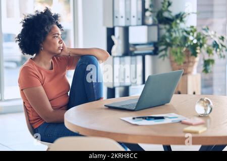 Müde, ausgebrannte und schwarze Frau, die mit Stress wegen eines Laptopfehlers in einem Büro arbeitet. Gelangweilt, ängstlich und mit Gedanken an ein Online-Handelsunternehmen Stockfoto