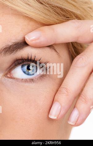 Blick in die Zukunft. Eine Nahaufnahme eines jungen Frauenauges. Stockfoto