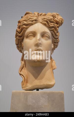 Aydin, Türkei - 12. August 2021: Einzigartige antike weibliche Kopfskulptur im Aphrodisias-Museum. Stockfoto