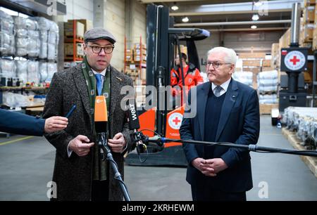 29. November 2022, Brandenburg, Schönefeld: Deutscher Präsident Frank-Walter Steinmeier (r) und Oleksii Makeiev, Botschafter der Ukraine in Deutschland, sprechen am Ende ihres Besuchs im Logistikzentrum des Deutschen Roten Kreuzes (DRK) am Flughafen Berlin-Brandenburg. Im Logistikzentrum der DRK werden Hilfsgüter und technische Hilfsgüter für die Ukraine verarbeitet und verladen. Foto: Bernd von Jutrczenka/dpa Pool/dpa Stockfoto