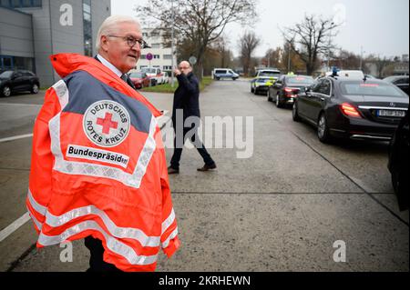 29. November 2022, Brandenburg, Schönefeld: Nach seinem Besuch im Logistikzentrum des Deutschen Roten Kreuzes (DRK) am Flughafen Berlin-Brandenburg geht Bundespräsident Frank-Walter Steinmeier in einer roten Kreuz-Jacke mit der Aufschrift "Bundespräsident" zu seiner Limousine. Im Logistikzentrum der DRK werden Hilfsgüter und technische Hilfsgüter für die Ukraine vorbereitet und verladen. Foto: Bernd von Jutrczenka/dpa Pool/dpa Stockfoto