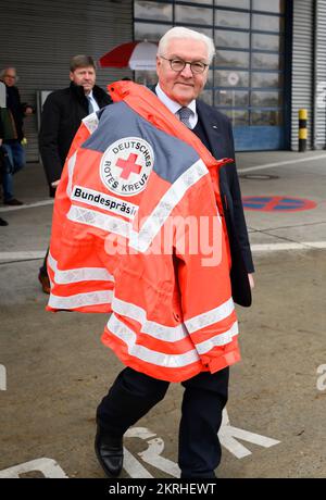 29. November 2022, Brandenburg, Schönefeld: Nach seinem Besuch im Logistikzentrum des Deutschen Roten Kreuzes (DRK) am Flughafen Berlin-Brandenburg geht Bundespräsident Frank-Walter Steinmeier in einer roten Kreuz-Jacke mit der Aufschrift "Bundespräsident" zu seiner Limousine. Im Logistikzentrum der DRK werden Hilfsgüter und technische Hilfsgüter für die Ukraine vorbereitet und verladen. Foto: Bernd von Jutrczenka/dpa Pool/dpa Stockfoto