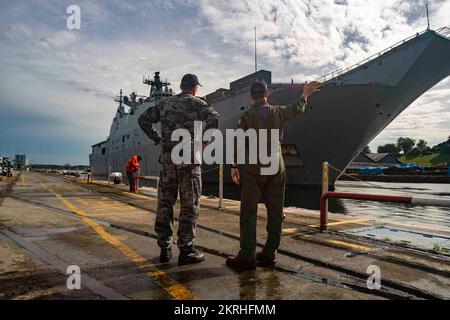 221118-N-JC800-0076 SINGAPUR (18. Nov. 2022) - (von links) Royal Australian Navy Capt. Brendon Horn und Rear ADM. Mark Melson, Commander, Logistics Group Western Pacific/Task Force 73 (COMLOG WESTPAC/CTF73) nimmt mit der Royal Australian Navy HMAS Adelaide (L01) aus Singapur, 18. Nov. Stockfoto