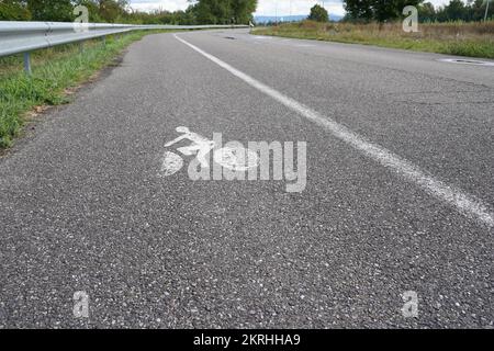 Radweg oder Radweg entlang der Autostraße in der Nähe des Wasserkraftwerks Kembs in Frankreich. Stockfoto