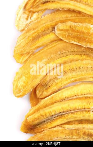 Getrocknete Bananenscheiben. Geschnittene getrocknete Banane, isoliert auf weißem Hintergrund. Sonnengetrocknete Früchte. Schließen. Stockfoto