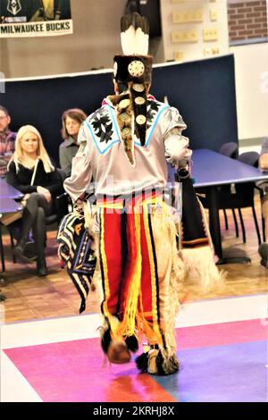 Ein Mitglied der Sänger von Wisconsin Dells der Ho-Chunk Nation of Wisconsin tritt während der 2022 stattfindenden Veranstaltung des Fort McCoy Native American Heritage Month im McCoy's Community Center in Fort McCoy, Wisconsin, auf. Die Sänger spielten traditionelle Musik und Tänze der Ureinwohner in ihren Regalen für Dutzende Mitglieder der Fort McCoy Community. Der November ist der Monat des amerikanischen Ureinwohnerbes, oder wie er gemeinhin als „American Indian and Alaska Native Heritage Month“ bezeichnet wird. Der Monat ist eine Zeit, um reiche und vielfältige Kulturen, Traditionen und Geschichte zu feiern und die wichtigen Beiträge der Ureinwohner zu würdigen. Stockfoto