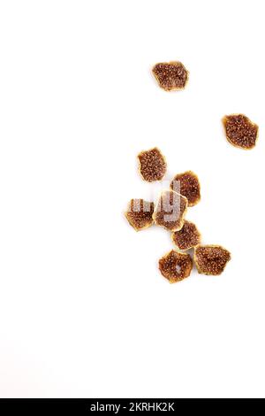Set mit köstlichen getrockneten Feigen auf weißem Hintergrund. Stockfoto
