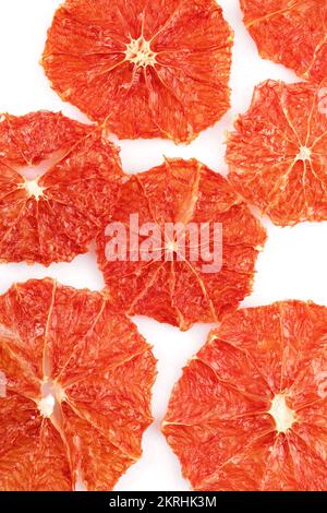 Getrocknete Grapefruits und Orangen in Scheiben auf weißem Hintergrund. Lebensmittelgeschäft Hintergrund von getrockneten Zitrusscheiben. Stockfoto