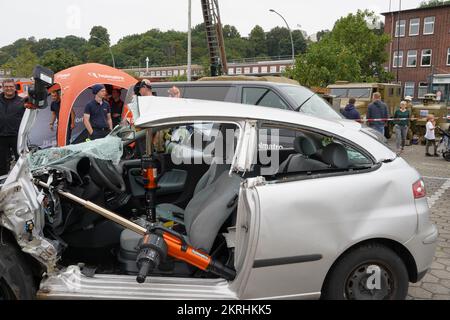 Open-Day-Demonstration der Notfallrettung von Menschen aus beschädigten Autos bei Verkehrsunfällen. Stockfoto