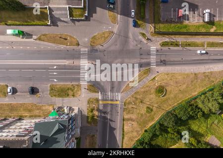 Luftaufnahme des Straßenkreuzes oder der Autobahnkreuzung. Knotenpunkt Netzwerk von Transport von Drohne genommen. Stockfoto