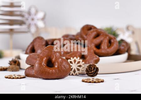 Traditionelle deutsche glasierte Lebkuchen-Weihnachtsplätzchen, genannt Lebkuchen, in verschiedenen Formen Stockfoto