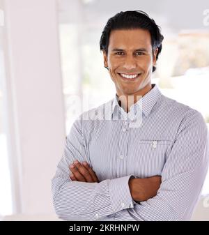 HES bereit für den Arbeitstag. Ein hübscher junger Geschäftsmann in seinem Haus. Stockfoto