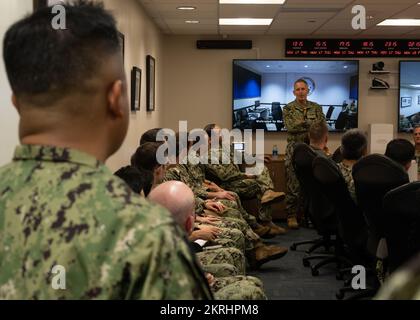 221117-N-MH811-1020 PEARL HARBOR (17. November 2022) — Konteradmiral Michael Vernazza, Commander, Fleet Information Warfare Command/Information Warfare Task Force Pacific, spricht vor einer Gruppe von Nachwuchsoffizieren in einem Offiziersgremium, das während der Amtseinführung des Befehlshabers der Submarine Force U.S. inhaftiert war Pacific Fleet Junior Officer Undersea Symposium and Training (TURNIER), 17. November 2022. Pacific JOUST ist eine Gemeindeveranstaltung, die von jungen Offizieren zur Entwicklung der USA geplant und durchgeführt wird Zukünftige Unterwasserkriegsführer der Navy. (Abzeichen aus Sicherheitsgründen verschwommen). Stockfoto