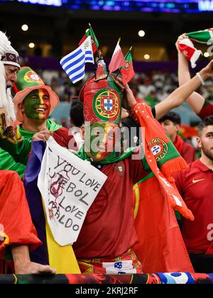 LUSAIL CITY, KATAR - NOVEMBER 28: Fans und Fans Portugals vor dem Spiel Gruppe H - FIFA Weltmeisterschaft Katar 2022 zwischen Portugal und Uruguay im Lusail Stadium am 28. November 2022 in Lusail City, Katar (Foto: Pablo Morano/BSR Agency) Stockfoto