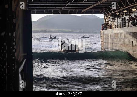 221118-N-XB010-1007 PHILIPPINE SEA (18. Nov. 2022) – Seeleute, die dem weitergesetzten Amphibien-Transportdockschiff USS New Orleans (LPD 18) zugeteilt wurden Halten Sie sich auf dem Brunnendeck bereit, während Mitglieder der Japan Self-Defense Force (JSDF) Amphibious Rapid Deployment Brigade (ARDB) während Keen Sword 23 in Amphibious Assault Vehicles (AAVs) aus der Philippine Sea zurückkehren. Keen Sword ist eine gemeinsame, bilaterale, alle zwei Jahre stattfindende Feldübung, an der US-Militär und japanisches Personal der Selbstverteidigungskräfte beteiligt sind. Ziel ist es, die Kampfbereitschaft und Interoperabilität zu erhöhen und die ironkaschierte Allianz zwischen Japan und den USA zu stärken. Stockfoto