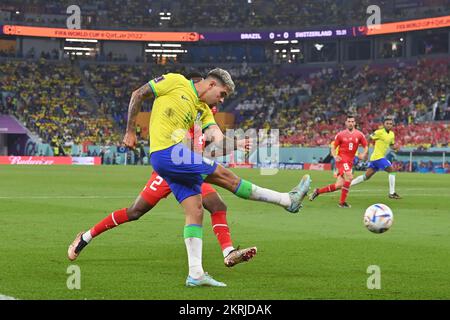 Doha, Katar. 28.. November 2022. BRUNO GUIMARAES (BRA), Action, Duels gegen FERNANDES Edimilson (SUI). Brasilien (BRA) - Schweiz (SUI) 1-0 Gruppenstufe G auf 28.11.2022, Stadium 974, Fußball-Weltmeisterschaft 2022 in Katar ab 20,11. - 18.12.2022? Kredit: dpa Picture Alliance/Alamy Live News Stockfoto