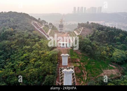 Chongqing. 28.. November 2022. Dieses Luftfoto wurde am 28. November 2022 aufgenommen und zeigt die Huafu-Mega-Brücke, die im Bau am Abschnitt Sichuan-Chongqing der Hochgeschwindigkeitsbahn Chongqing-Kunming in der Chongqing Municipality im Südwesten Chinas steht. Die 699 km lange Hochgeschwindigkeitsbahn Chongqing-Kunming mit einer geplanten Geschwindigkeit von 350 km/h ist ein wichtiger Bestandteil des Eisenbahnkorridors, der die chinesische Hauptstadt Peking mit Kunming in der südwestchinesischen Provinz Yunnan verbindet. Kredit: Wang Quanchao/Xinhua/Alamy Live News Stockfoto