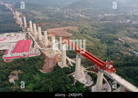 Chongqing. 28.. November 2022. Dieses Luftfoto wurde am 28. November 2022 aufgenommen und zeigt die Huafu-Mega-Brücke, die im Bau am Abschnitt Sichuan-Chongqing der Hochgeschwindigkeitsbahn Chongqing-Kunming in der Chongqing Municipality im Südwesten Chinas steht. Die 699 km lange Hochgeschwindigkeitsbahn Chongqing-Kunming mit einer geplanten Geschwindigkeit von 350 km/h ist ein wichtiger Bestandteil des Eisenbahnkorridors, der die chinesische Hauptstadt Peking mit Kunming in der südwestchinesischen Provinz Yunnan verbindet. Kredit: Wang Quanchao/Xinhua/Alamy Live News Stockfoto