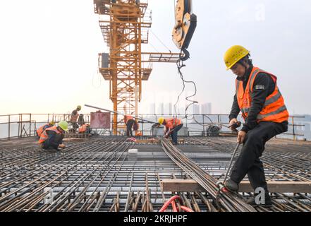 Chongqing. 28.. November 2022. Auf der Baustelle der Huafu-Mega-Brücke im Abschnitt Sichuan-Chongqing der Hochgeschwindigkeitsbahn Chongqing-Kunming in der Gemeinde Chongqing im Südwesten Chinas sind am 28. November 2022 Arbeiter im Dienst. Die 699 km lange Hochgeschwindigkeitsbahn Chongqing-Kunming mit einer geplanten Geschwindigkeit von 350 km/h ist ein wichtiger Bestandteil des Eisenbahnkorridors, der die chinesische Hauptstadt Peking mit Kunming in der südwestchinesischen Provinz Yunnan verbindet. Kredit: Wang Quanchao/Xinhua/Alamy Live News Stockfoto