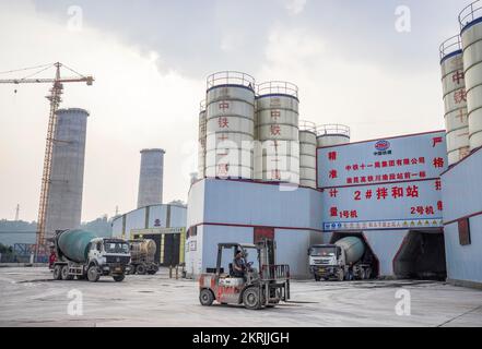 Chongqing. 28.. November 2022. Dieses Foto wurde am 28. November 2022 aufgenommen und zeigt eine Betonfabrik für den Bau des Abschnitts Sichuan-Chongqing der Hochgeschwindigkeitsbahn Chongqing-Kunming in der Gemeinde Chongqing im Südwesten Chinas. Die 699 km lange Hochgeschwindigkeitsbahn Chongqing-Kunming mit einer geplanten Geschwindigkeit von 350 km/h ist ein wichtiger Bestandteil des Eisenbahnkorridors, der die chinesische Hauptstadt Peking mit Kunming in der südwestchinesischen Provinz Yunnan verbindet. Kredit: Zhu Gaoxiang/Xinhua/Alamy Live News Stockfoto